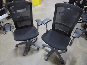 lot 151 image: TWO KNOLL ADJUSTABLE EXECUTIVE OFFICE CHAIRS