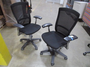 lot 153 image: TWO KNOLL ADJUSTABLE EXECUTIVE OFFICE CHAIRS