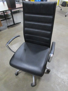 lot 163 image: CHROME AND VINYL ADJUSTABLE EXECUTIVE OFFICE CHAIR