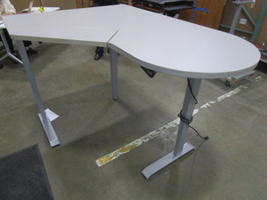 lot 138 image: HERMAN MILLER SIT-STAND HEIGHT ADJUSTABLE CORNER WORK TABLE