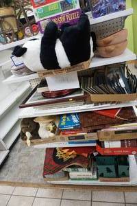 lot 50 image: Large variety of items