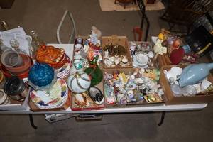 lot 17 image: collectibles