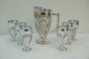 lot 40 image: Drink ware set