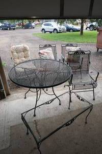 lot 94 image: Patio set