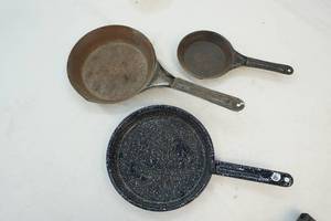 lot 210 image: Skillets