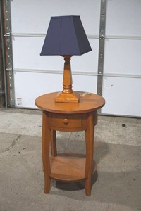 lot 214 image: End table with drawer