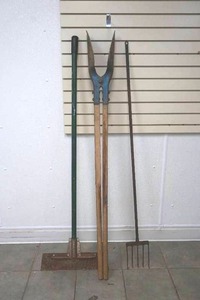 lot 77 image: Garden tools