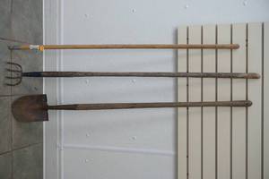 lot 81 image: Garden tools