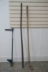lot 82 image: Shovel, broom