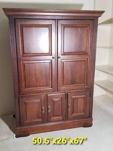 lot 41 image: Handsome Home Entertainment Hutch by Stanley