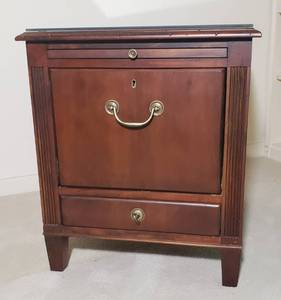 lot 15 image: Contemporary Hekman Nightstand
