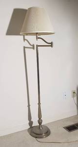 lot 49 image: Traditional Brass Swing Arm Floor Lamp