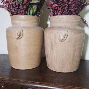 lot 50 image: Handsome Pair of Lions Head Dcor Planters  Large
