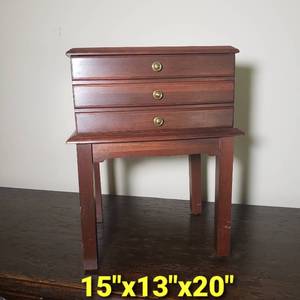 lot 20 image: Petite Ethan Allan Standing Chest