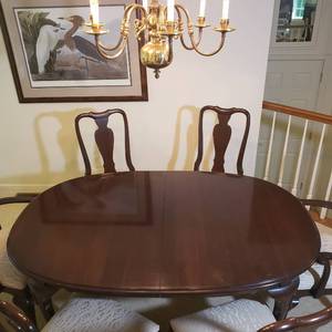 lot 53 image: Mahogany Ethan Allen Traditional Dining Set