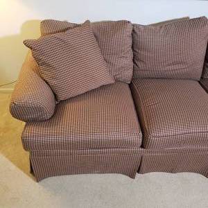lot 54 image: Cozy Henredon Cabin Sofa