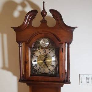 lot 36 image: Traditional Elgin Grandmother Clock