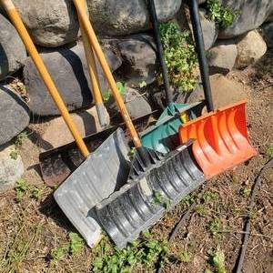 lot 122 image: Snow Warrior Shovel Set