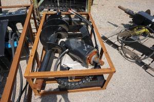 lot 17 image: Brand New Universal Mount Bobcat Skid Loader Skid Steer Hydraulic Auger Attachment