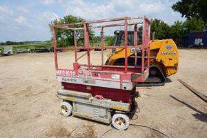 lot 14 image: MEC Model 1632 Scissors Lift