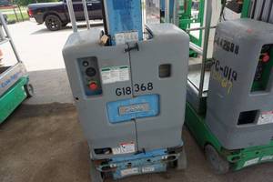 lot 13 image: 2011 Genie GR20 Electric Man Lift