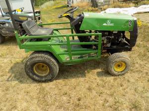 lot 4 image: John Deere Lawn Mower