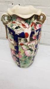 lot 32 image: Delicate Japanese Moriage Vase