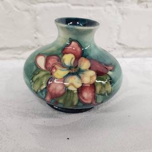 lot 18 image: Delightful Vintage Moorcraft Bud Vase
