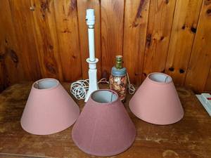 lot 406 image: Vintage Lot of (2) Lamps and (3) Lamp Shades
