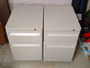 lot 412 image: Set of (2) White Metal Filing Cabinets on Wheels