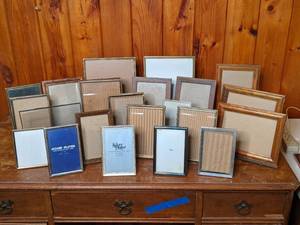 lot 413 image: Lot of (21) Assorted Vintage and Modern Photo Frames