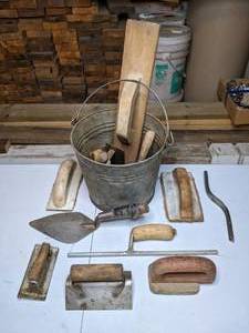 lot 74 image: Great Vintage & Rustic Painters Lot of Trowels