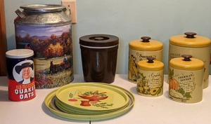 lot 453 image: Lot of (13) Vintage Kitchen Items (plus covers)