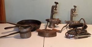 lot 458 image: Set of (6) Vintage Homemaker Metal Pieces