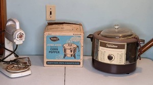 lot 473 image: Vintage Kitchen Lot - 3 Electric Appliances