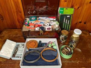 lot 431 image: Hobbyist Crochet, Sewing & Craft Supply Lot
