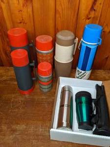 lot 432 image: Lot of (8) Thermos and Aladdin Mugs with (1) Carrying Bag