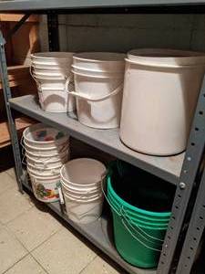 lot 438 image: Whole Bunch of Pails