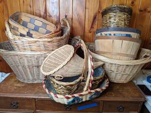 lot 424 image: Lot of (20) Wicker and Woven Baskets