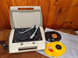 lot 427 image: Vintage Montgomery Ward Airline Solid State Stereo with Vintage Records