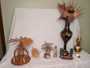 lot 362 image: Decorations from Around the World