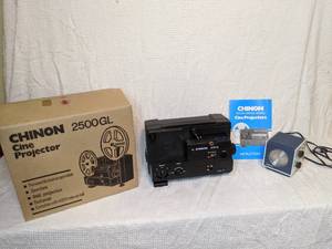 lot 329 image: Vintage Realtone AM radio & Chinnon 2500 GL Projector