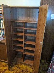 lot 334 image: Bookshelforganizer with doors