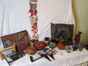 lot 351 image: World Traveler Decor