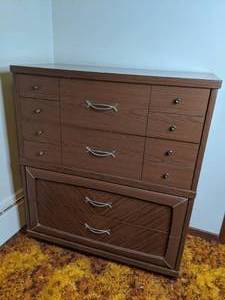 lot 301 image: Vintage 4 Drawer Dresser