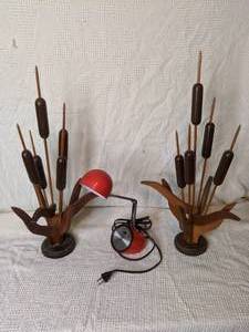 lot 303 image: Vintage Midcentury Desktop Lamp and Wooden Cattail Decor