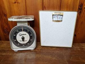 lot 520 image: Vintage 500 Gram Portion Controller Pelouze Kitchen Scale & Vintage Hanson Bathroom Scale