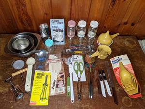 lot 500 image: Mixed Lot of Kitchen Supplies Mini Mixer, Measuring Scoops, Vegetable Peeler, Tongs, Pot Strainer & Spatula, Ekco Etern Stainless Steel Mixing Bowl, & More