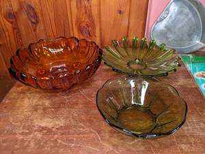 lot 546 image: Lot of (3) Decorative Glass Dishes, 2 Heart-Shaped Cake Pans and Other Kitchen Accessories