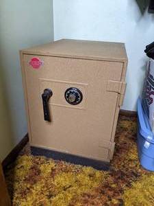 lot 5 image: Hercules Combination Safe 22x 16.5x 23